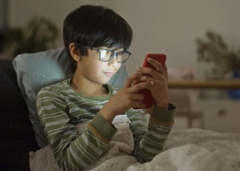 Celulares y redes sociales en la escuela: nuevo informe analiza su impacto en la convivencia y la violencia escolar