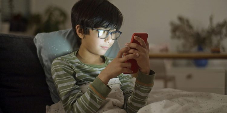 Celulares y redes sociales en la escuela: nuevo informe analiza su impacto en la convivencia y la violencia escolar