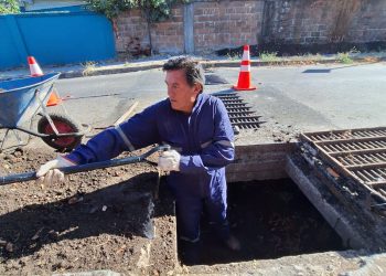 Trabajos de limpieza de canales en distintos puntos de Curicó