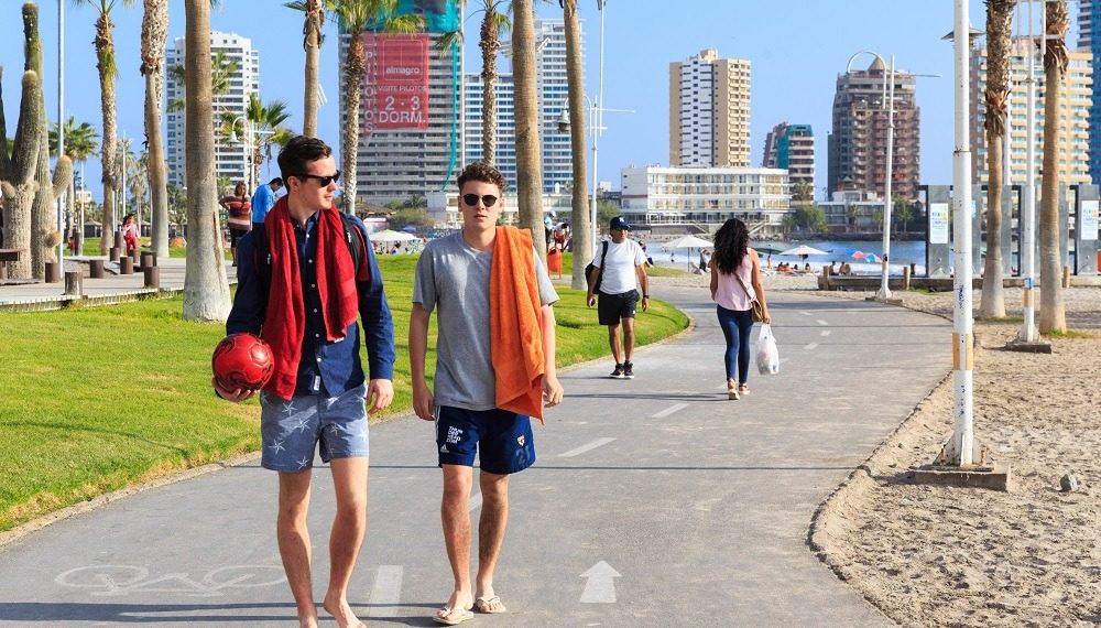 Aumento de turistas ponen a prueba la operación de hoteles y restaurantes en Chile