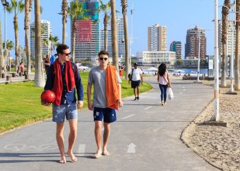 Aumento de turistas ponen a prueba la operación de hoteles y restaurantes en Chile