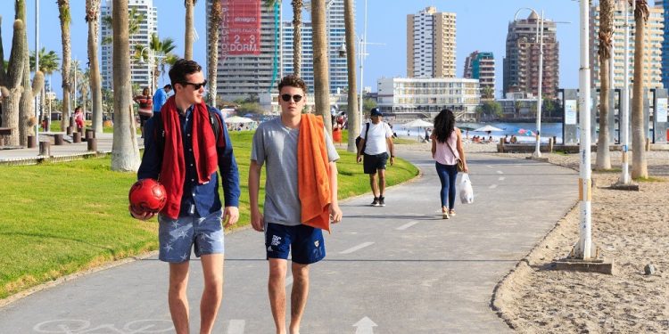 Aumento de turistas ponen a prueba la operación de hoteles y restaurantes en Chile