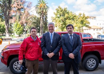 Gobierno Regional entrega camionetas a Romeral y retroexcavadora a Maule para fortalecer servicios municipales