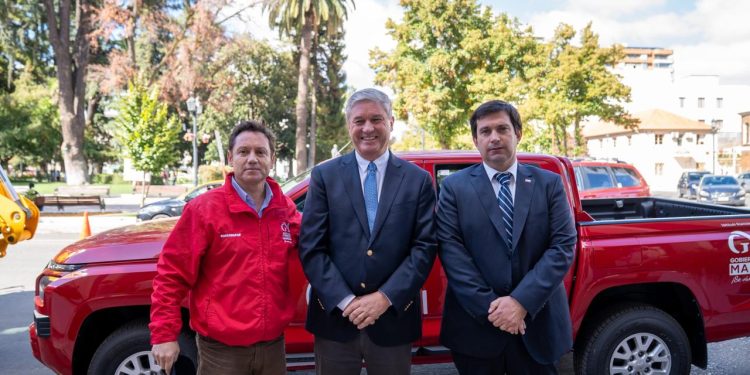 Gobierno Regional entrega camionetas a Romeral y retroexcavadora a Maule para fortalecer servicios municipales