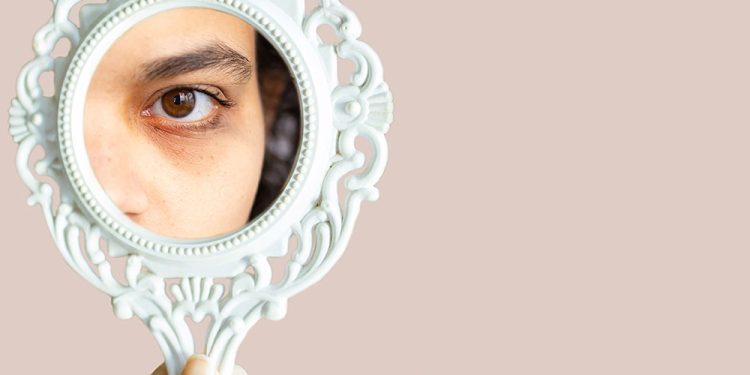 Narcisismo en la era digital: Más allá del mito viral en redes sociales