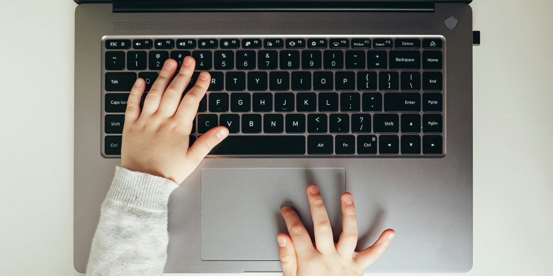 Niños, niñas y chatbots: riesgos principales a los que prestar atención