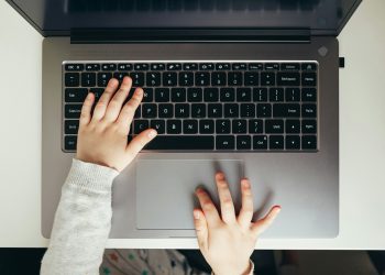 Niños, niñas y chatbots: riesgos principales a los que prestar atención