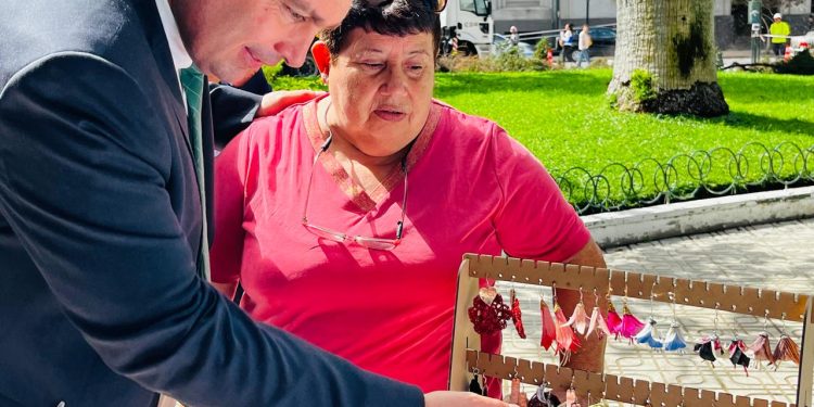 Artesanos del Maule celebran su día con intervención en la Plaza de Talca