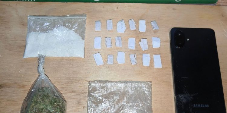 Gendarmería incauta gran cantidad de droga y teléfonos celulares lanzados al interior del Penal de Curicó