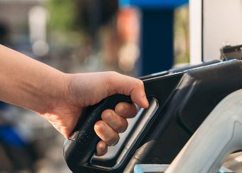 Expertos analizan los efectos de las alzas de la bencina en el bolsillo de las familias chilenas