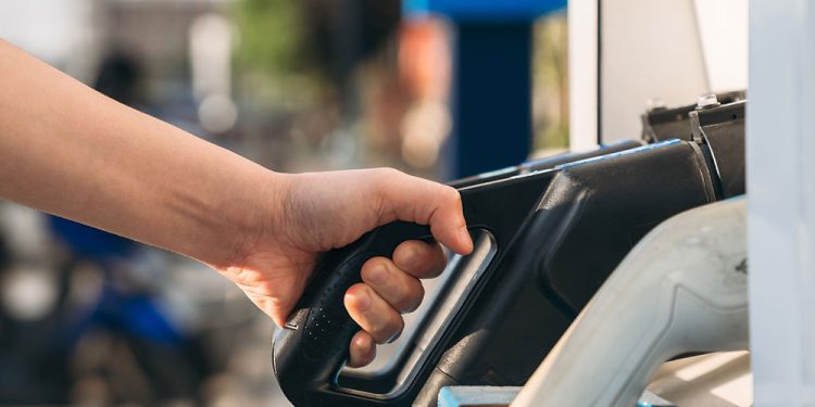 Expertos analizan los efectos de las alzas de la bencina en el bolsillo de las familias chilenas