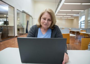 Volver a estudiar después de los 50: abren nueva convocatoria para la Universidad de la Experiencia