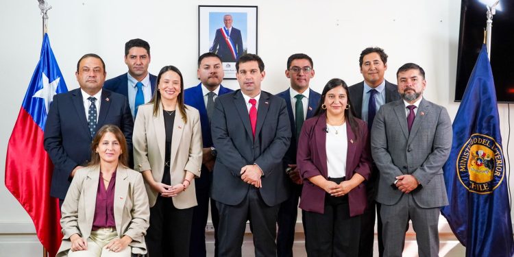 Gabinete casi completo: Delegado presidencial Juan Eduardo Prieto presenta nueve seremis