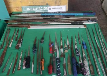Decomisan 64 armas blancas artesanales en Cárcel de Talca