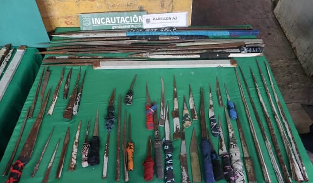 Decomisan 64 armas blancas artesanales en Cárcel de Talca