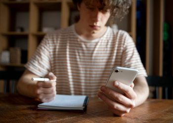 Estudiar con el celular al lado: el hábito que perjudica la comprensión lectora