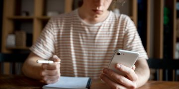 Estudiar con el celular al lado: el hábito que perjudica la comprensión lectora