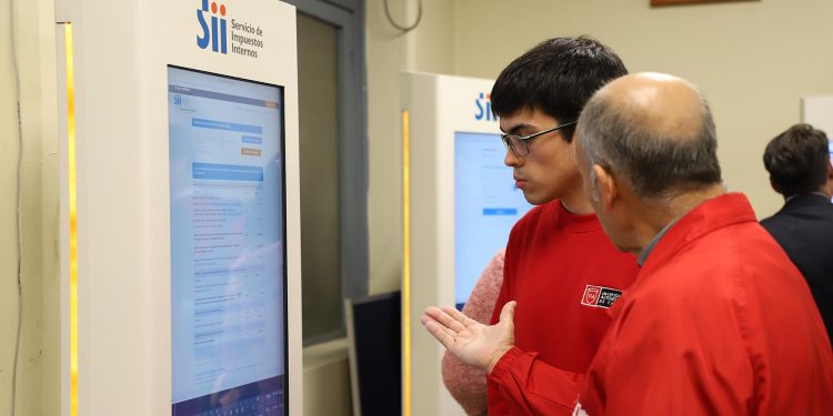 Estudiantes de la Universidad Autónoma apoyan a la comunidad en la Operación Renta 2026