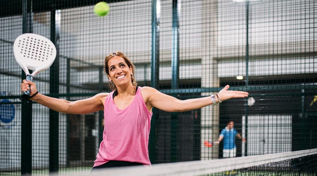 Mujeres y deporte: pádel lidera preferencias y fines de semana concentran mayor actividad