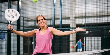 Mujeres y deporte: pádel lidera preferencias y fines de semana concentran mayor actividad