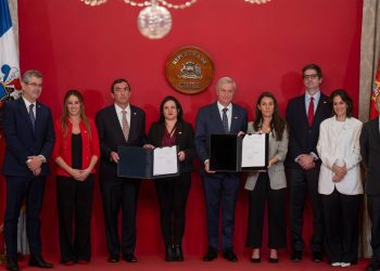 Presidente José Antonio Kast firma dos proyectos de ley para mejorar la seguridad en recintos educacionales