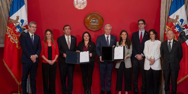Presidente José Antonio Kast firma dos proyectos de ley para mejorar la seguridad en recintos educacionales