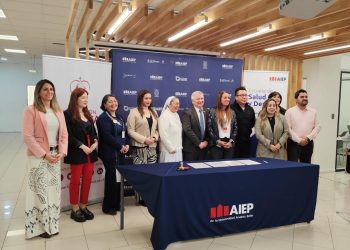 AIEP y Fundación Las Rosas firman convenio de colaboración para el cuidado de los adultos mayores