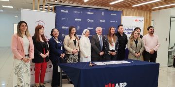 AIEP y Fundación Las Rosas firman convenio de colaboración para el cuidado de los adultos mayores