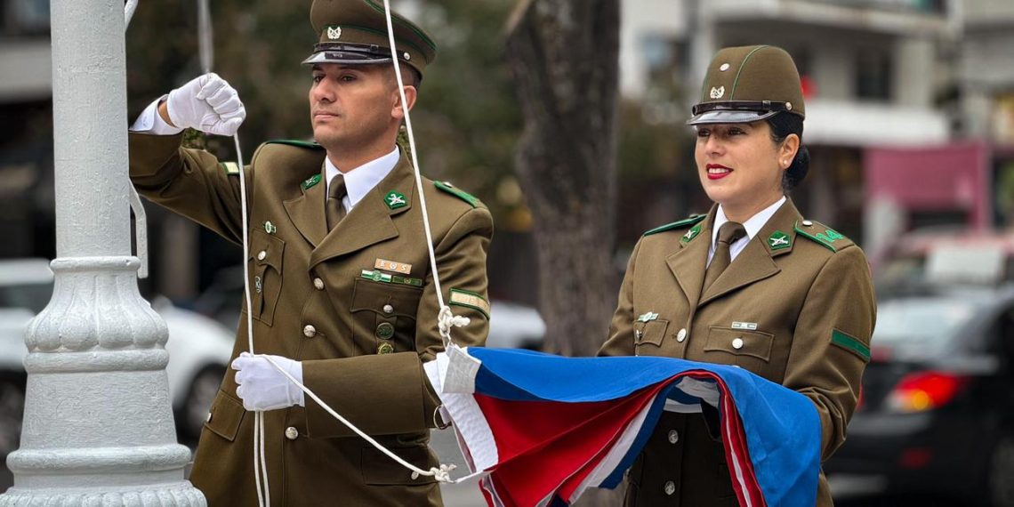 Carabineros de Chile conmemora su 99° aniversario con izamiento de la gran bandera en Talca