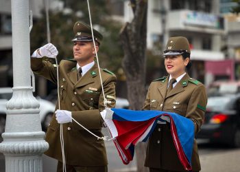 Carabineros de Chile conmemora su 99° aniversario con izamiento de la gran bandera en Talca