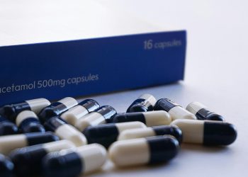 Alerta por intoxicaciones con paracetamol: expertos advierten impacto y llaman a reforzar rol de padres