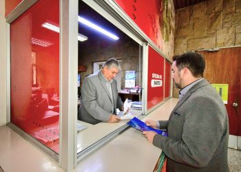 Concejal Mena pide catastro de estacionamientospara personas en situación de discapacidad y exige mejoras en accesibilidad en recintos municipales