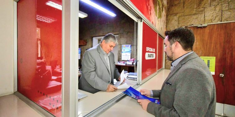 Concejal Mena pide catastro de estacionamientospara personas en situación de discapacidad y exige mejoras en accesibilidad en recintos municipales