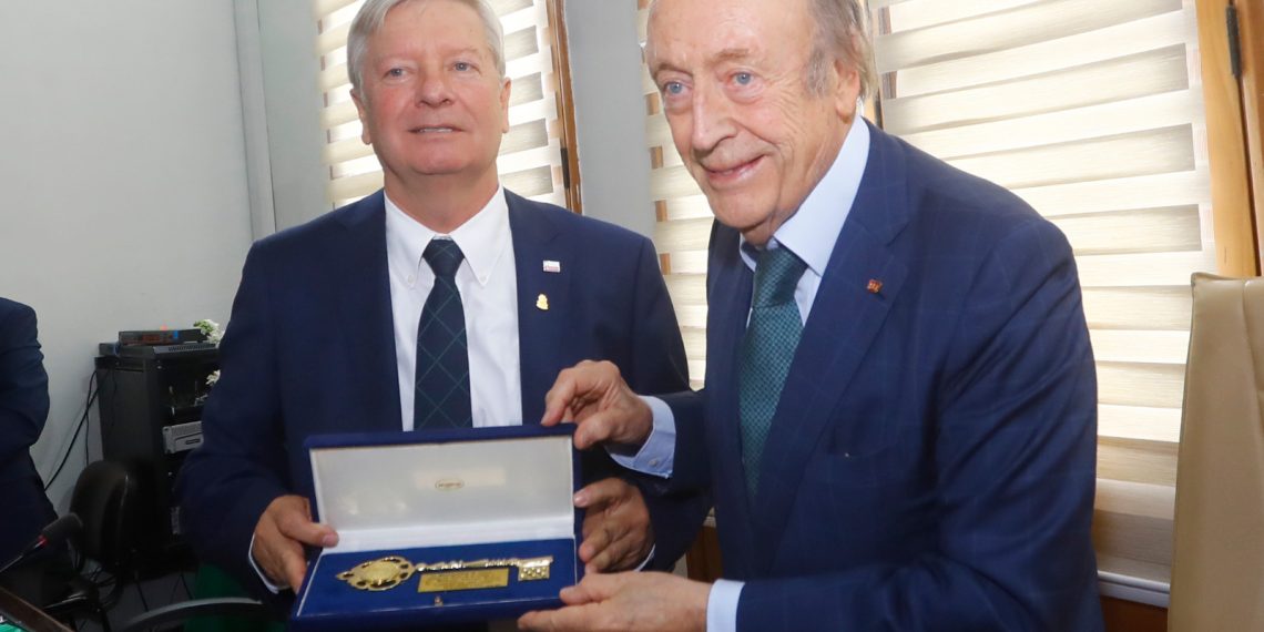 Empresario vitivinícola Miguel Torres recibió las Llaves de la ciudad de Curicó