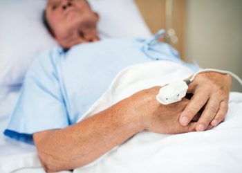Pacientes abandonados en hospitales evidencian crisis de cuidado en Chile