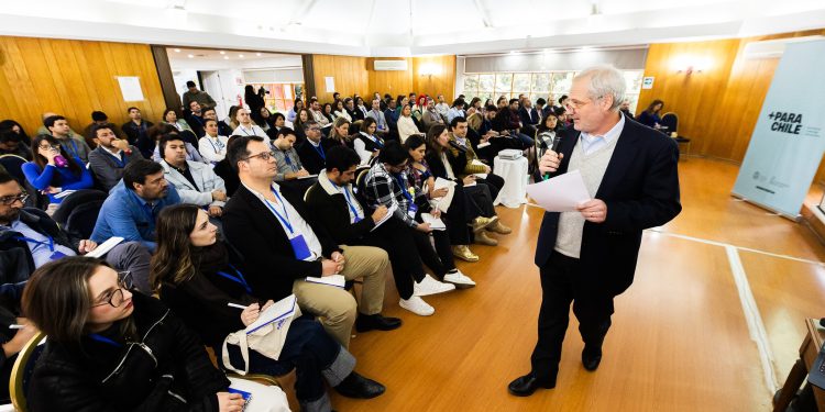 Abren postulaciones para beca de formación política dirigida a líderes de todas las regiones de Chile