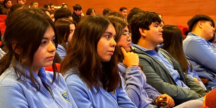 Casi mil estudiantes de Linares favorecidos con beca Carlos Ibáñez del Campo
