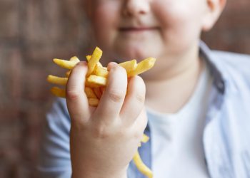 ¿Por qué no baja la obesidad infantil en Chile? Expertos explican las causas