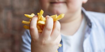 ¿Por qué no baja la obesidad infantil en Chile? Expertos explican las causas