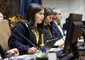 Estudiantes de Curicó debaten en el Senado proyecto sobre información calórica de los alimentos