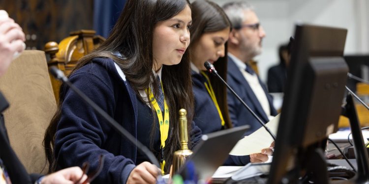 Estudiantes de Curicó debaten en el Senado proyecto sobre información calórica de los alimentos