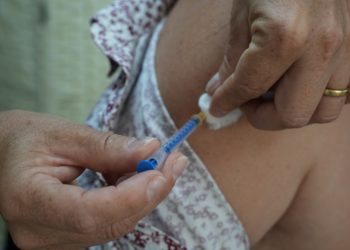 Llaman a proteger a las personas mayores con vacunación contra el neumococo y medidas preventivas