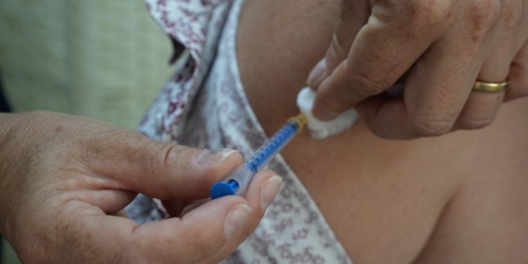 Llaman a proteger a las personas mayores con vacunación contra el neumococo y medidas preventivas