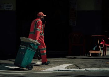 Desde hoy 26 de abril se trabajará 2 horas menos en Chile: Experto explica la implementación de la Ley de 40 Horas