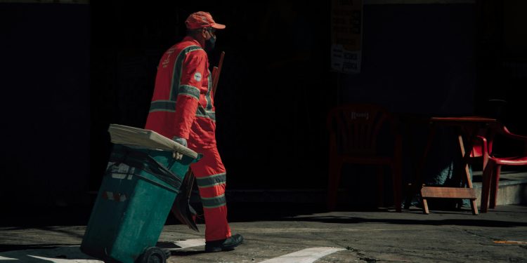 Desde hoy 26 de abril se trabajará 2 horas menos en Chile: Experto explica la implementación de la Ley de 40 Horas