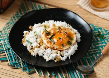 Los beneficios de mezclar arroz con huevo: Aporta proteína de alto valor biológico comparable a la de la carne roja