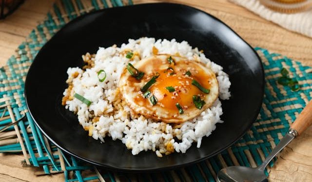 Los beneficios de mezclar arroz con huevo: Aporta proteína de alto valor biológico comparable a la de la carne roja