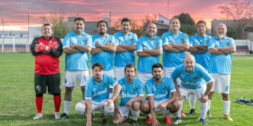 Con un maulino en cancha: fraternidad maradoniana se hizo presente en la Patagonia