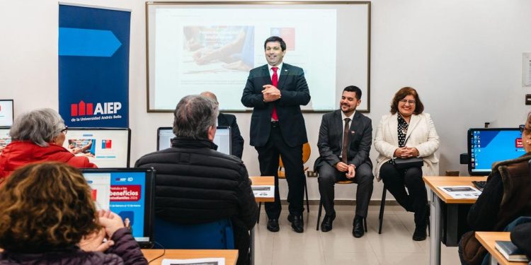 Más de 60 dirigentes adultos mayores se capacitan para postular a fondos de Senama y otras iniciativas públicas