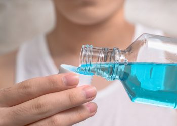 Enjuagues bucales: riesgos de usarlos permanentemente